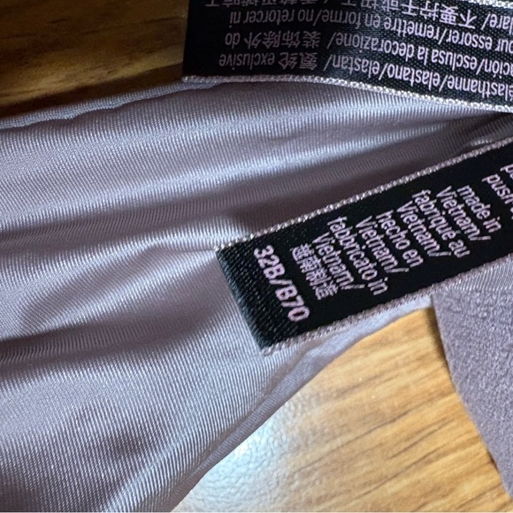 Victoria Secret Very Sexy Push-up bra with rhinestones 32B - Picture 5 of 6